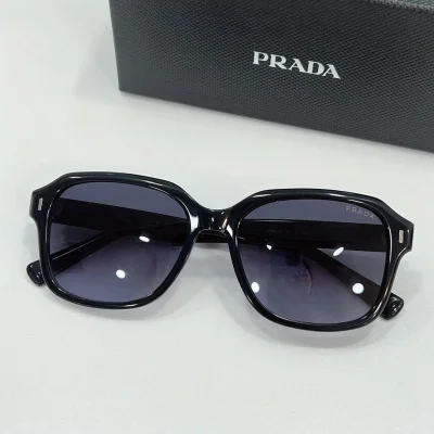 Солнцезащитные очки Prada Frame With Small Stripe And Inscription "Black/Gray" фото № 2 Солнцезащитные очки Prada Frame With Small Stripe And Inscription "Black/Gray" фото № 2