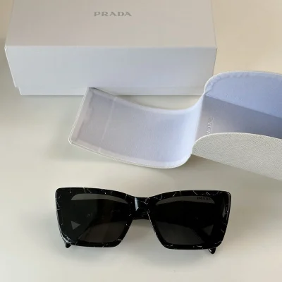 Солнцезащитные очки Prada Wide Frame WIth Triangle And Logo "Black/Gray" фото № 2