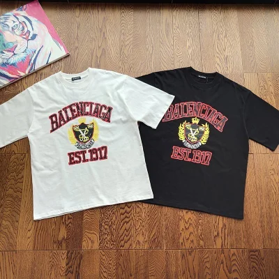 Футболка Balenciaga With The Coat Of Arms Of Designers "White" фото № 6 Футболка Balenciaga With The Coat Of Arms Of Designers "White" фото № 6