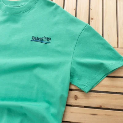 Футболка Balenciaga Small Text On Chest Print On The Back "Green" фото № 4 Футболка Balenciaga Small Text On Chest Print On The Back "Green" фото № 4