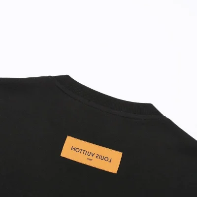 Футболка Louis Vuitton With An Embossed Text Logo "Black" фото № 5 Футболка Louis Vuitton With An Embossed Text Logo "Black" фото № 5