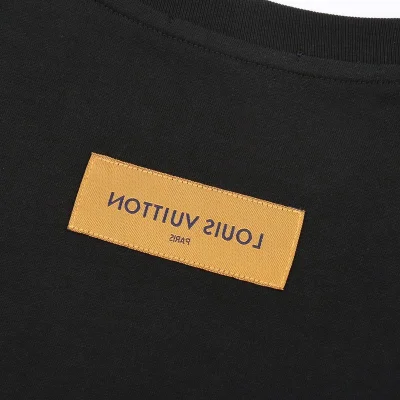 Футболка Louis Vuitton With An Embossed Text Logo "Black" фото № 7 Футболка Louis Vuitton With An Embossed Text Logo "Black" фото № 7