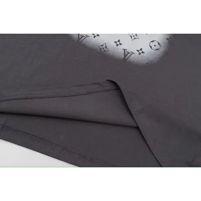 Футболка Louis Vuitton White Spot "Gray" фото № 3 Футболка Louis Vuitton White Spot "Gray" фото № 3