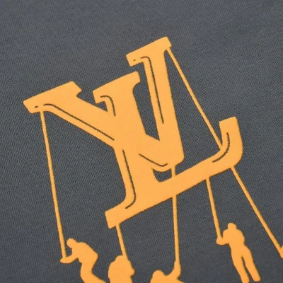 Футболка Louis Vuitton With An Orange Logo With People Hanging From It "Gray" фото № 4