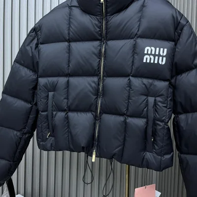 Пуховик Miu Miu Iconic Block "Dark Blue" фото № 8 Пуховик Miu Miu Iconic Block "Dark Blue" фото № 8