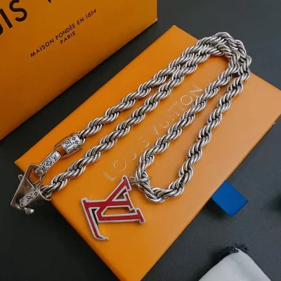 Подвеска Louis Vuitton Colorful Logo "Red" фото № 4 Подвеска Louis Vuitton Colorful Logo "Red" фото № 4