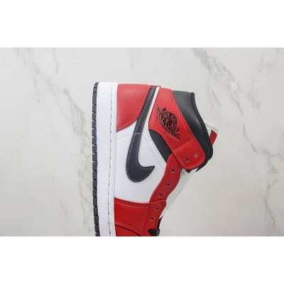 Air Jordan 1 Mid "Chicago/Black Toe" фото № 3 Air Jordan 1 Mid "Chicago/Black Toe" фото № 3