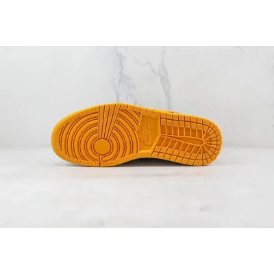 Air Jordan 1 High OG "Yellow Toe" фото № 8