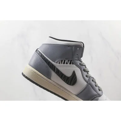 Air Jordan 1 Mid "White/Grey/Black" фото № 7 Air Jordan 1 Mid "White/Grey/Black" фото № 7