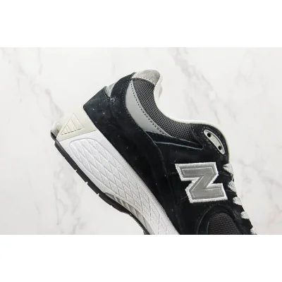 New Balance 2002R "Black/White" фото № 3 New Balance 2002R "Black/White" фото № 3