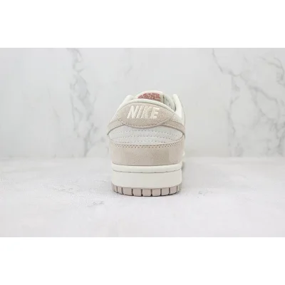 Stussy x Nike Dunk Low "Light Bone/Light Grey" фото № 9 Stussy x Nike Dunk Low "Light Bone/Light Grey" фото № 9