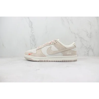 Stussy x Nike Dunk Low "Light Bone/Light Grey" фото № 2 Stussy x Nike Dunk Low "Light Bone/Light Grey" фото № 2