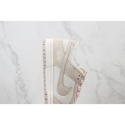 Stussy x Nike Dunk Low "Light Bone/Light Grey" фото № 3 Stussy x Nike Dunk Low "Light Bone/Light Grey" фото № 3