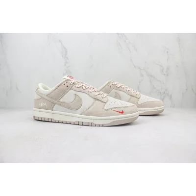 Stussy x Nike Dunk Low "Light Bone/Light Grey" фото № 6 Stussy x Nike Dunk Low "Light Bone/Light Grey" фото № 6