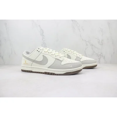 Louis Vuitton x Nike Dunk Low "Light Silver Corduroy/White" фото № 6