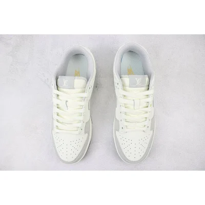 Louis Vuitton x Nike Dunk Low "Light Silver Corduroy/White" фото № 7