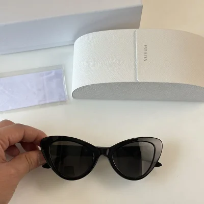 Солнцезащитные очки Prada Triangle Form Frame With Logo Inscription "Black" фото № 2