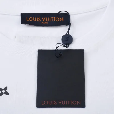 Футболка Louis Vuitton LV on the chest "White" фото № 8