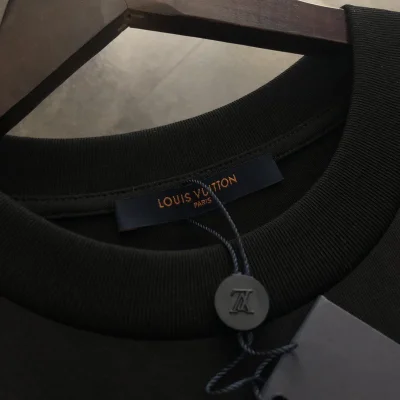 Футболка Louis Vuitton Three Green Emblems "Black" фото № 6 Футболка Louis Vuitton Three Green Emblems "Black" фото № 6