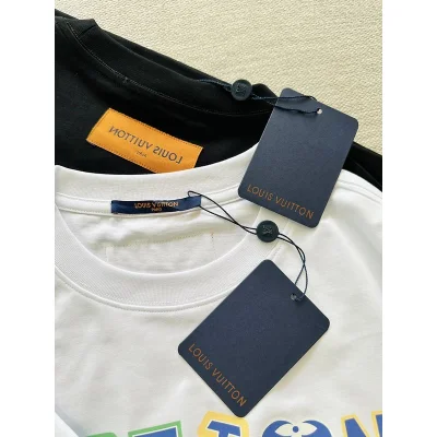 Футболка Louis Vuitton Three Emblems On The Back "White" фото № 6 Футболка Louis Vuitton Three Emblems On The Back "White" фото № 6