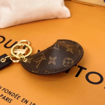 Брелок Louis Vuitton Shaped Like Ears "Deep-brown" фото № 5