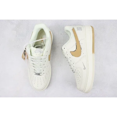 Undefeated x Nike Air Force 1 Low "Brown/Dark Grey/Sliver" фото № 7 Undefeated x Nike Air Force 1 Low "Brown/Dark Grey/Sliver" фото № 7