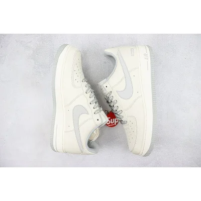 Supreme x Nike Air Force 1 Low "Milk White/Wolf Gray" фото № 6 Supreme x Nike Air Force 1 Low "Milk White/Wolf Gray" фото № 6