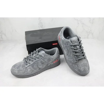 Supreme x Nike Dunk Low "Grey Wolf" фото № 7 Supreme x Nike Dunk Low "Grey Wolf" фото № 7