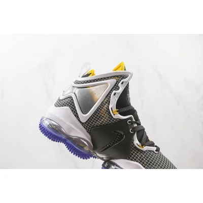 Nike LeBron 19 EP "Graduate" фото № 4