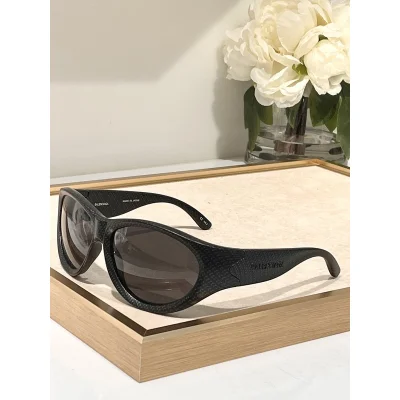 Солнцезащитные очки Balenciaga Temples With Wave "Black/Brown" фото № 2