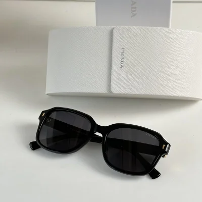 Солнцезащитные очки Prada Temples With Stripe And Logo "Black" фото № 2