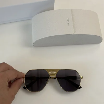 Солнцезащитные очки Prada Frame With Connected Wide Line Between Lenses "Black/Gold" фото № 2