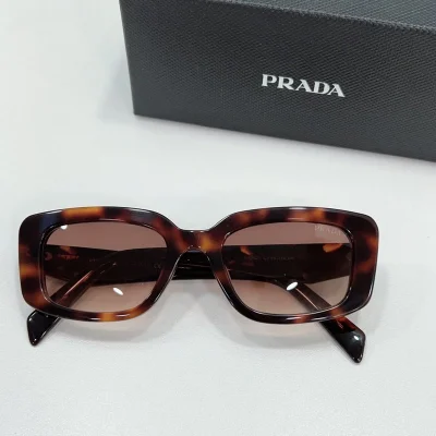 Солнцезащитные очки Prada Square Temples With Logo And Small Inscription "Brown/Ginger" фото № 2 Солнцезащитные очки Prada Square Temples With Logo And Small Inscription "Brown/Ginger" фото № 2