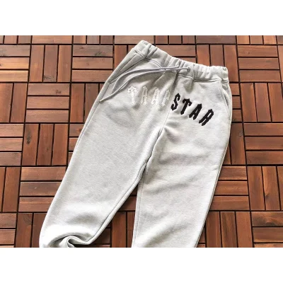 Штаны Trapstar Logo Inscription On Two Color Background With Stripe Along "Gray" фото № 2 Штаны Trapstar Logo Inscription On Two Color Background With Stripe Along "Gray" фото № 2