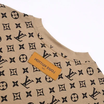 Футболка Louis Vuitton Monogram Fragments "Brown" фото № 3 Футболка Louis Vuitton Monogram Fragments "Brown" фото № 3