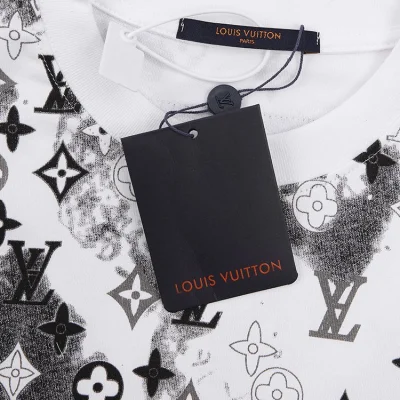 Футболка Louis Vuitton With Spots And Brand Logo "White" фото № 3 Футболка Louis Vuitton With Spots And Brand Logo "White" фото № 3