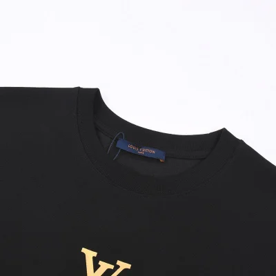 Футболка Louis Vuitton Gold Emblem Print "Black" фото № 2 Футболка Louis Vuitton Gold Emblem Print "Black" фото № 2