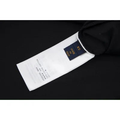 Футболка Louis Vuitton Pocket With Floral Elements "Black" фото № 7 Футболка Louis Vuitton Pocket With Floral Elements "Black" фото № 7