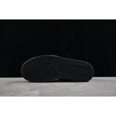 Air Jordan 1 Low SE "Panda Toe" фото № 8 Air Jordan 1 Low SE "Panda Toe" фото № 8