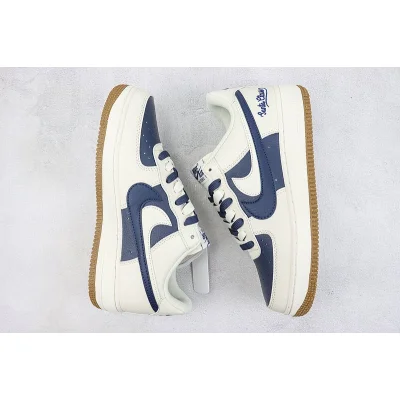 Nike Air Force 1 Low "Santa Claus" фото № 7 Nike Air Force 1 Low "Santa Claus" фото № 7