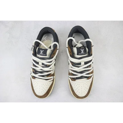 Louis Vuitton x Nike Dunk Low "Mocha Brown/Crumpet Crepe/Monogram" фото № 7