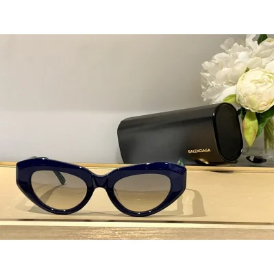 Солнцезащитные очки Balenciaga Cat Eye Shaped Temples Decorated By Symbols "Blue/Green" фото № 2 Солнцезащитные очки Balenciaga Cat Eye Shaped Temples Decorated By Symbols "Blue/Green" фото № 2