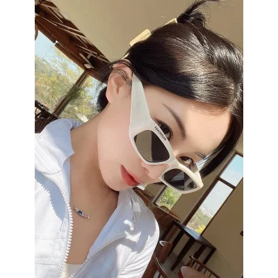 Солнцезащитные очки Balenciaga Rectangle Shaped And Front Inscription "White" фото № 4 Солнцезащитные очки Balenciaga Rectangle Shaped And Front Inscription "White" фото № 4