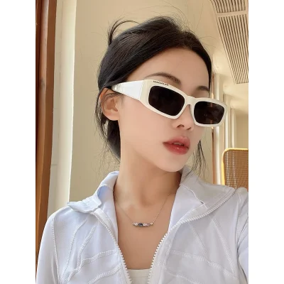 Солнцезащитные очки Balenciaga Rectangle Shaped And Front Inscription "White" фото № 5 Солнцезащитные очки Balenciaga Rectangle Shaped And Front Inscription "White" фото № 5