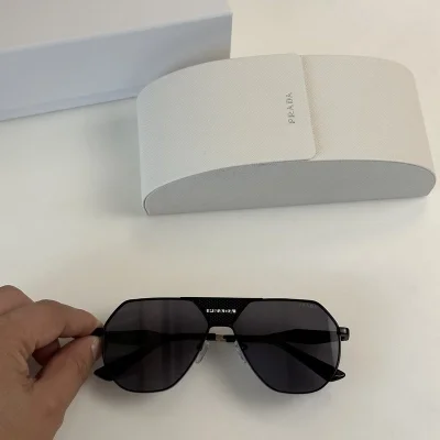 Солнцезащитные очки Prada Frame With Connected Wide Line Between Lenses "Black" фото № 2