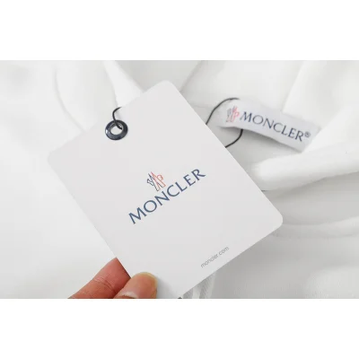 Худи Moncler With An Emblem "White" фото № 9 Худи Moncler With An Emblem "White" фото № 9