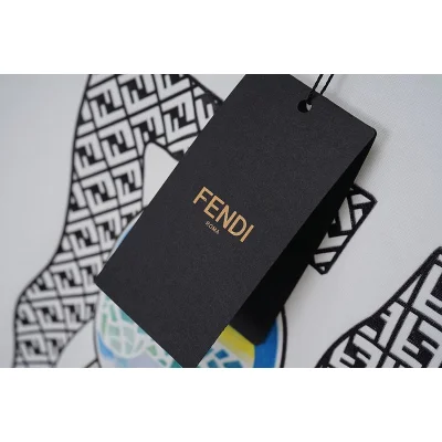 Футболка Fendi Man With Sunglasses And Tie On Logo Background "White" фото № 5 Футболка Fendi Man With Sunglasses And Tie On Logo Background "White" фото № 5