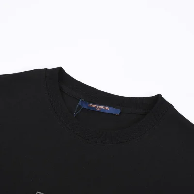 Футболка Louis Vuitton With A Big Rainbow Logo "Black" фото № 6 Футболка Louis Vuitton With A Big Rainbow Logo "Black" фото № 6