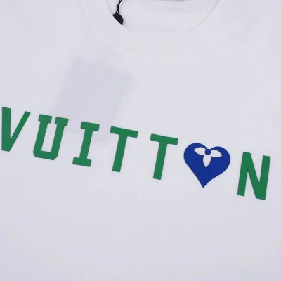 Футболка Louis Vuitton With A Blue Heart In The Logo "White" фото № 3