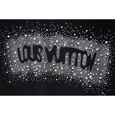 Футболка Louis Vuitton Logo Inscription On Background From Silver Dots "Black" фото № 3 Футболка Louis Vuitton Logo Inscription On Background From Silver Dots "Black" фото № 3